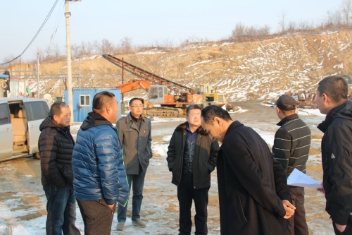 前期,有市民通过8900000民生服务热线举报,大柳行镇某村的村外有一处