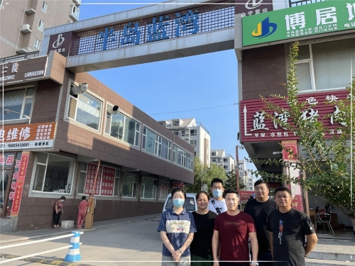 局党组第一时间组织10名党员干部深入聚兴园社区半岛蓝湾小区,对小区